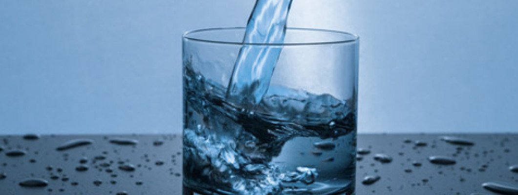 Boire de l'eau peut vraiment aider à avoir une belle peau ?